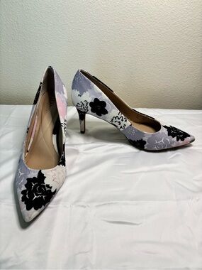 Floral Pointed-Toe Pumps in Black, Gray & Pink